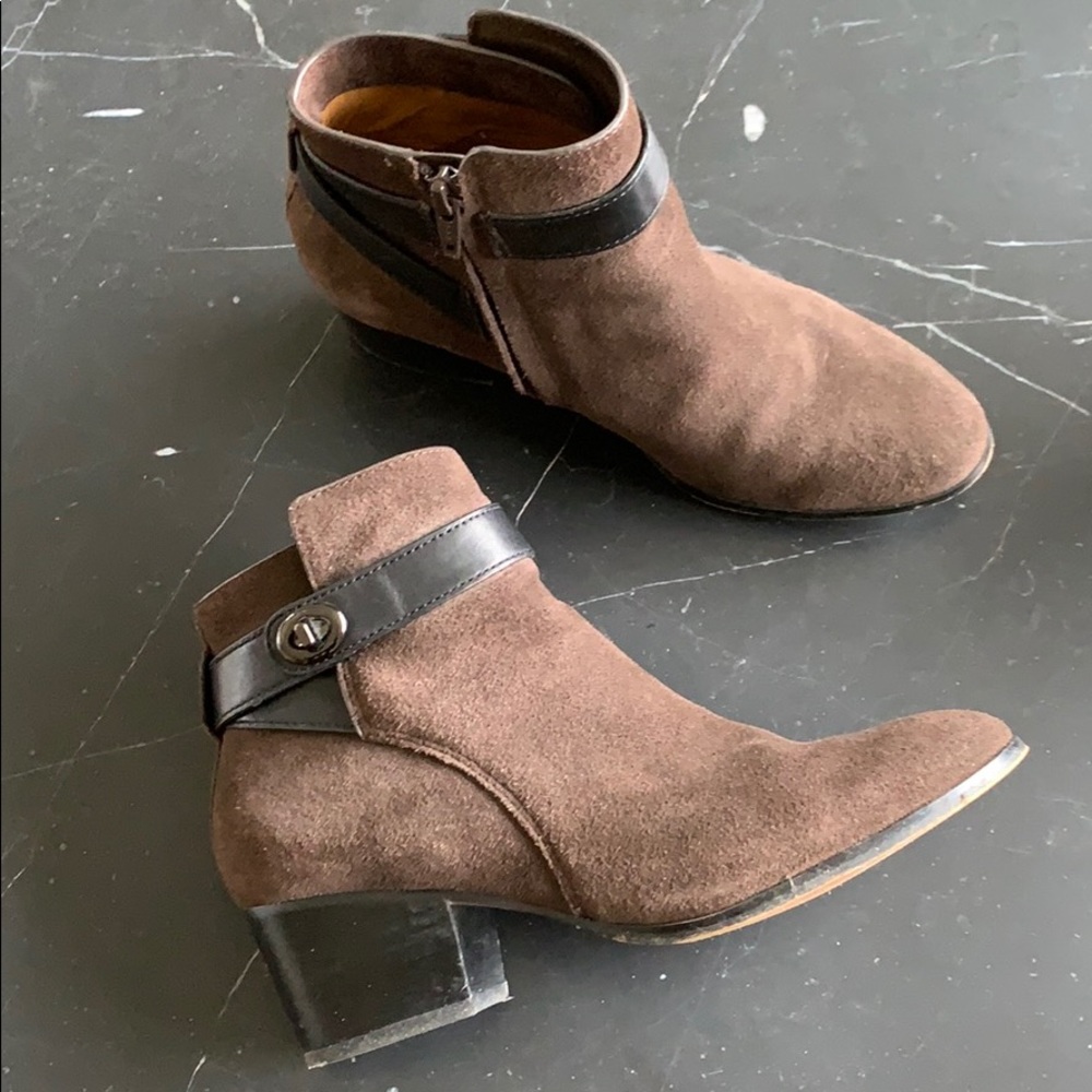 🖤 COACH turnlock suede ankle boots